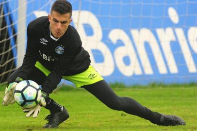 PORTO ALEGRE, RS, BRASIL, 14-06-2017. Treino do Grêmio no CT Luiz Carvalho. Na foto: goleiro Marcelo Grohe (BRUNO ALENCASTRO/AGÊNCIA RBS)