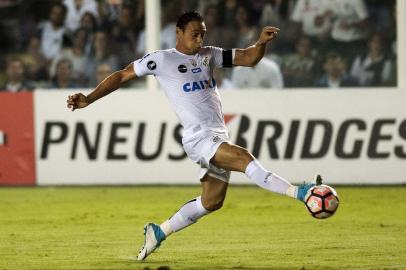 Ricardo Oliveira durante jogo do Santos contra o Sporting Cristal, pela Libertadores, na Vila Belmiro. 