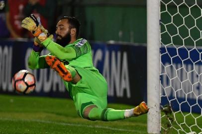  The goalkeeper of Brazil's Chapecoense, Jandrei, stops the shot by Argentina's Defensa y Justicia player Mariano Bareiro (out of frame)  during the penalty shoot-out of their Copa Sudamericana football match held at the Arena Conda stadium, in Chapeco, Brazil, on July 25, 2017. / AFP PHOTO / Nelson ALMEIDAEditoria: SPOLocal: ChapecóIndexador: NELSON ALMEIDASecao: soccerFonte: AFPFotógrafo: STF