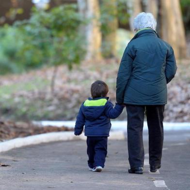  Qual o papel dos avós nos dias de hoje? Os avós ajudam a educar ou deseducar os netos? Que tipo de relação é ideal entre avô, pais e netos?Cases: Alzerina Correa da Silva, 78 anos e Miguel, 2 anos. (FOTO RONALD MENDES/AGENCIA RBS)