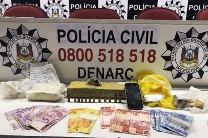 Policiais civis da 3ª Delegacia do Departamento de Investigações do Narcotráfico (Denarc) prenderam em flagrante na madrugada desta quarta-feira (26) um homem em um depósito de drogas próximo a uma escola em Sapucaia do Sul. Um adolescente foi apreendido. 