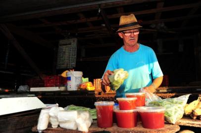  CAXIAS DO SUL, RS, BRASIL, 25/07/2017. Feira do Agricultor na Praça das Feiras. Agricultores reclamam da proibição da prefeitura para comercializar uma série de produtos coloniais. Na foto, Cinildo Peres, chimia artesanal é um dos produtos que serão proibidos de serem comercializados. (Porthus Junior/Agência RBS)