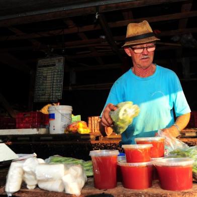  

CAXIAS DO SUL, RS, BRASIL, 25/07/2017. Feira do Agricultor na Praça das Feiras. Agricultores reclamam da proibição da prefeitura para comercializar uma série de produtos coloniais. Na foto, Cinildo Peres, chimia artesanal é um dos produtos que serão proibidos de serem comercializados. (Porthus Junior/Agência RBS)