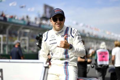 Williams Brazilian driver Felipe Massa takes part in the drivers parade prior to the start of the Formula One Australian Grand Prix in Melbourne on March 26, 2017. / AFP PHOTO / SAEED KHAN / --IMAGE RESTRICTED TO EDITORIAL USE - STRICTLY NO COMMERCIAL USE--