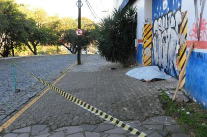  CAXIAS DO SUL, RS, BRASIL (27/07/2017). Flanelinha Morto. Brigada Militar isola local, ao lado da agência da Caixa Federal, rua professor Marcos Martini, onde um Flanelinha não identificado foi morto. (Roni Rigon/Pioneiro).