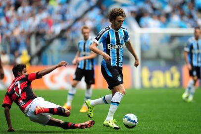  PORTO ALEGRE, RS, BRASIL - 01-11-2015 - Grêmio x Flamengo jogam na Arena Porto Alegrense. Partida válida pela 33ª rodada do Brasileirão. Jogador Galhardo na disputa de bola com jogador Gabriel (17) (FOTO:  DIEGO VARA/AGÊNCIA RBS)