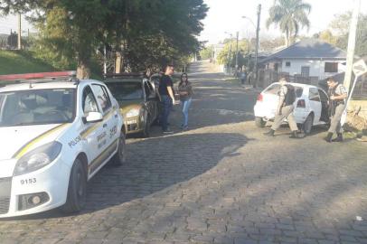 Um ladrão encapuzado assaltou sozinho a agência do Sicredi no distrito de Santa Lúcia do Piaí, em Caxias do Sul, às 12h20min desta quinta-feira. Para entrar no banco, que fica na frente da praça central da comunidade, o criminoso rendeu uma mulher que passava pela rua e usou a vítima como escudo. Dentro da agência, obrigou os funcionários a colocar dinheiro numa bolsa e ainda pegou um revólver do vigilante. A ação durou cerca de cinco minutos.O ladrão fugiu sozinho num Gol branco, mas bateu o veículo num poste, a cerca de 500 metros da agência. Em seguida, ele abandonou o carro e continuou a fuga a pé. Segundo moradores do distrito, o caminho leva ao distrito de Vila Cristina. A Brigada Militar (BM) está na localidade, mas ainda não localizou o assaltante. Não há informações se o carro era roubado ou pertencia ao ladrão.