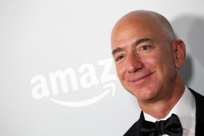  (FILES) This file photo taken on September 17, 2016 shows CEO of Amazon.com, Inc. Jeff Bezos attending the Amazon Emmy Award after party at Sunset Tower in West Hollywood, California.Amazon founder Jeff Bezos on Thursday became the world's richest person, as a jump in the share price of the US tech giant enabled him to overtake Microsoft founder Bill Gates, Forbes magazine estimated. The magazine said its real-time tracking of personal fortunes showed Bezos with a net worth of $90.5 billion, ahead of the $90 billion for Gates. / AFP PHOTO / TOMMASO BODDIEditoria: ACELocal: West HollywoodIndexador: TOMMASO BODDISecao: cinemaFonte: AFPFotógrafo: STR