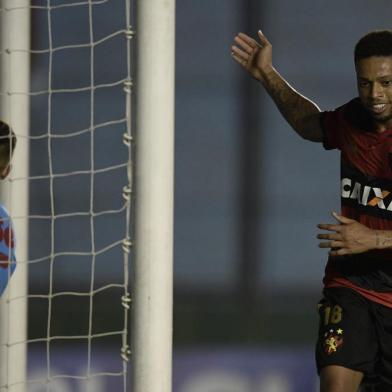 Brazil's Sport Recife forward Andre Felipe (R) celebrates after scoring against Argentina's Arsenal during their Copa Sudamericana second stage second leg football match at the Arsenal stadium in Sarandi, Buenos Aires, on July 27, 2017. / AFP PHOTO / Juan MABROMATA