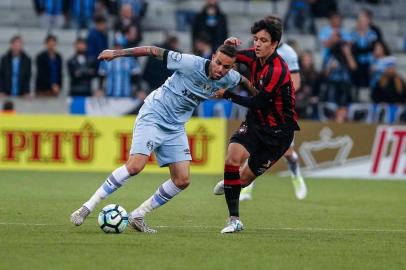 PR - FUTEBOL/COPA DO BRASIL 2017/GREMIO X ATLETICO-PR - ESPORTES - Lance da partida entre Gremio e Atletico-PR disputada na noite desta quinta-feira, na Arena da Baixada, em Curitiba, valida pela volta das quartas de final da Copa do Brasil 2017. FOTO: LUCAS UEBEL/GREMIO FBPA