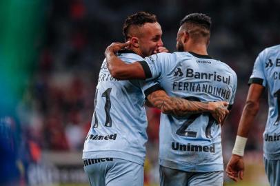 PR - FUTEBOL/COPA DO BRASIL 2017/GREMIO X ATLETICO-PR - ESPORTES - Lance da partida entre Gremio e Atletico-PR disputada na noite desta quinta-feira, na Arena da Baixada, em Curitiba, valida pela volta das quartas de final da Copa do Brasil 2017. FOTO: LUCAS UEBEL/GREMIO FBPA