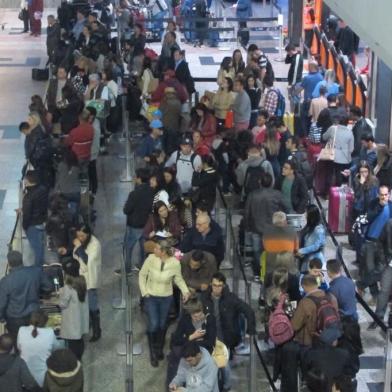 Aeroporto Salgado Filho fecha para neblina