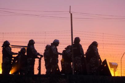 Uma megaoperação para a transferência de 27 condenados gaúchos para penitenciárias federais agitou a madrugada e manhã desta sexta-feira (28) no Rio Grande do Sul. Considerados líderes de facções, a maioria dos presos estava detida no Presídio Central de Porto Alegre e na Penitenciária de Alta Segurança de Charqueadas (Pasc). Eles foram levados em avião da Força Aérea Brasileira (FAB) para penitenciárias federais de Porto Velho, em Rondônia, Mossoró, no Rio Grande do Norte, e Campo Grande, no Mato Grosso do Sul, sendo nove presos para cada. Outros 19 pedidos foram negados pela Justiça.Indexador: Rodrigo Ziebell