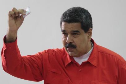  

Handout photo released by the Venezuelan Presidency shows president Nicolas Maduro casting his vote in Caracas on July 30, 2017. 
Polls opened in Venezuela on Sunday for the election of a new, all-powerful "Constituent Assembly" that President Nicolas Maduro promised would end his country's political and economic crisis by rewriting the constitution. / AFP PHOTO / PRESIDENCIA / RESTRICTED TO EDITORIAL USE - MANDATORY CREDIT "AFP PHOTO / PIB" - NO MARKETING NO ADVERTISING CAMPAIGNS - DISTRIBUTED AS A SERVICE TO CLIENTS



Editoria: POL
Local: CARACAS
Indexador: PRESIDENCIA
Secao: politics (general)
Fonte: afp
Fotógrafo: Handout