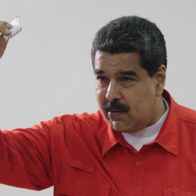  

Handout photo released by the Venezuelan Presidency shows president Nicolas Maduro casting his vote in Caracas on July 30, 2017. 
Polls opened in Venezuela on Sunday for the election of a new, all-powerful "Constituent Assembly" that President Nicolas Maduro promised would end his country's political and economic crisis by rewriting the constitution. / AFP PHOTO / PRESIDENCIA / RESTRICTED TO EDITORIAL USE - MANDATORY CREDIT "AFP PHOTO / PIB" - NO MARKETING NO ADVERTISING CAMPAIGNS - DISTRIBUTED AS A SERVICE TO CLIENTS



Editoria: POL
Local: CARACAS
Indexador: PRESIDENCIA
Secao: politics (general)
Fonte: afp
Fotógrafo: Handout