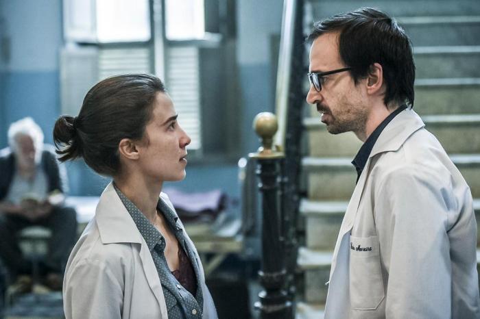 Carolina ( Marjorie Estiano ) e  Evandro (Julio Andrade ) em cena da série Sob Pressão, coprodução da Globo com a Conspiração Filmes, livremente inspirada no livro Sob Pressão - A rotina de guerra de um médico brasileiro