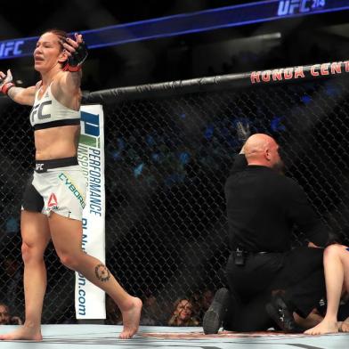 Cris Cyborg nocauteia Tonya Evinger e conquista cinturão do peso pena feminino no UFC 214