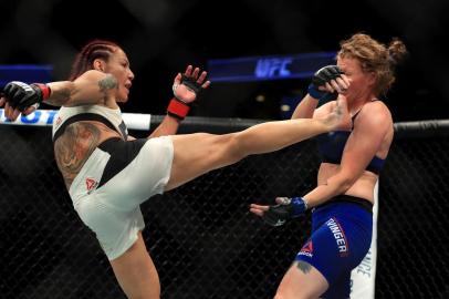 Cris Cyborg nocauteia Tonya Evinger e conquista cinturão do peso pena feminino no UFC 214