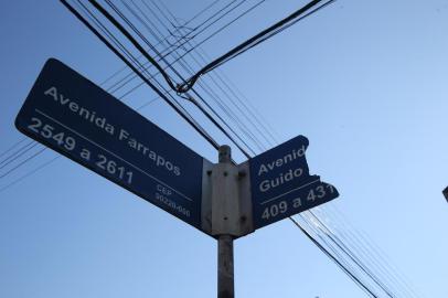  PORTO ALEGRE, RS, BRASIL - 20-07-2017 - Placas de rua. Matéria é sobre a falta das placas indicativas do nome de rua em porto alegre. (FOTO: FERNANDO GOMES/AGÊNCIA RBS)