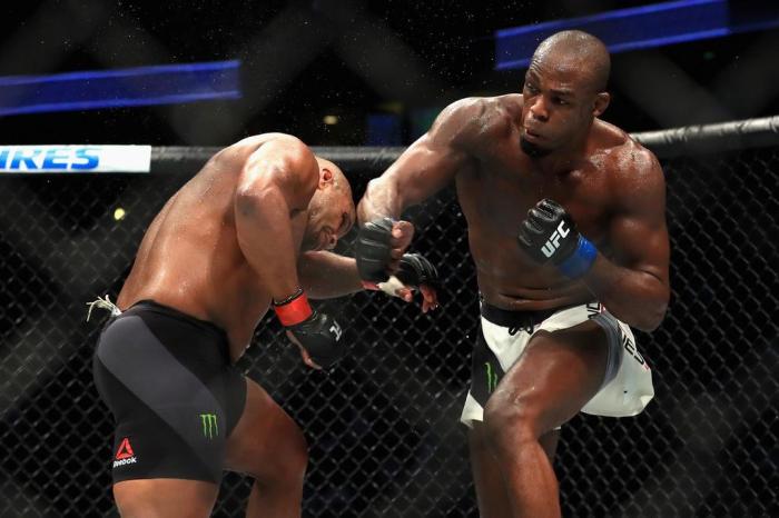 Jon Jones nocauteia Daniel Cormier e retoma o cinturão dos meio-pesados no UFC 214