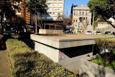  CAXIAS DO SUL, RS, BRASIL, 27/07/2017. A Praça Dante Alighieri passa por mudanças. O chafariz segue em obras, algumas partes da calçada, especialmente ao redor de árvores, estão sendo refeitas, há bancos a serem instalados e há a possibilidade da construção de uma guarita para a Brigada Militar sobre o banheiro da Dante. (Diogo Sallaberry/Agência RBS)