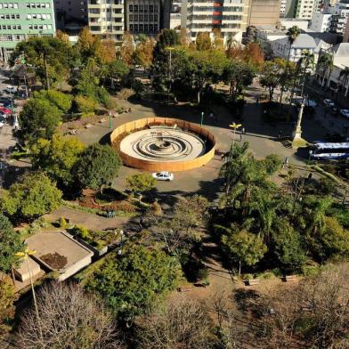  CAXIAS DO SUL, RS, BRASIL, 27/07/2017. A Praça Dante Alighieri passa por mudanças. O chafariz segue em obras, algumas partes da calçada, especialmente ao redor de árvores, estão sendo refeitas, há bancos a serem instalados e há a possibilidade da construção de uma guarita para a Brigada Militar sobre o banheiro da Dante. (Diogo Sallaberry/Agência RBS)