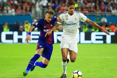 International Champions Cup 2017 - Real Madrid v FC Barcelona

MIAMI GARDENS, FL - JULY 29: Neymar #11 of Barcelona vies for the ball with Raphael Varane #5 of Real Madrid during their International Champions Cup 2017 match at Hard Rock Stadium on July 29, 2017 in Miami Gardens, Florida.   Chris Trotman/Getty Images/AFP

Editoria: SPO
Local: Miami Gardens
Indexador: CHRIS TROTMAN
Secao: Soccer
Fonte: GETTY IMAGES NORTH AMERICA
Fotógrafo: STR