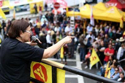 Os professores estaduais aprovaram, em assembleia geral, na Praça da Matriz, na manhã desta terça-feira (01/08), greve por tempo indeterminado. A categoria decidiu fazer uma nova assembleia na sexta-feira (04/08) para fazer uma avaliação do movimento.NA FOTO: A presidente do Cpers/Sindicato estadual, Helenir Aguiar Schürer, falando para os professores presentes na Assembleia