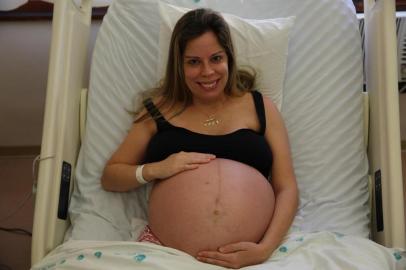  

PORTO ALEGRE, RS, BRASIL - 28-07-2017 - Luciane Carvalho queria uma produção independente, fez inseminação e está grávida de quadrigêmeos. (FOTO: TADEU VILANI/AGÊNCIA RBS)