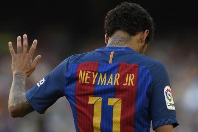  (FILES) This file photo taken on May 06, 2017 shows Barcelona's Brazilian forward Neymar gesturing during the Spanish league football match FC Barcelona vs Villarreal CF at the Camp Nou stadium in Barcelona.Neymar will leave prematurely the Catalan club the player announced on arrival to a training session at the Sports Center FC Barcelona Joan Gamper in Sant Joan Despi, near Barcelona on August 2, 2017 following a rumour that he is considering a move to French club PSG. / AFP PHOTO / LLUIS GENEEditoria: SPOLocal: BarcelonaIndexador: LLUIS GENESecao: soccerFonte: AFPFotógrafo: STF