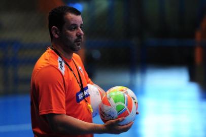  CARLOS BARBOSA, RS, BRASIL, 16/10/2015. ACBF se prepara para os playoffs da Liga Futsal 2015. Time de Carlos Barbosa busca o título que não conquista desde 2009. Na foto, técnico Marquinhos Xavier. (Porthus Junior/Pioneiro)