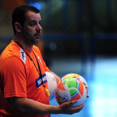  CARLOS BARBOSA, RS, BRASIL, 16/10/2015. ACBF se prepara para os playoffs da Liga Futsal 2015. Time de Carlos Barbosa busca o título que não conquista desde 2009. Na foto, técnico Marquinhos Xavier. (Porthus Junior/Pioneiro)