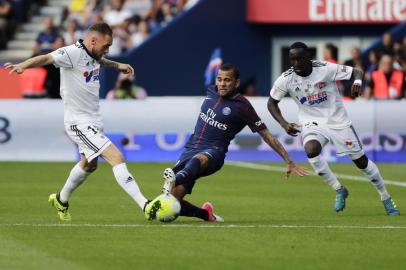 Paris Saint-Germains Brazilian defender Daniel Alves (C) vies with Amiens French midfielder Emmanuel Bourgaud (L) and Amiens Senegalese defender Issa Cissokho (R) during   the French L1 football match between Paris Saint-Germain (PSG) and Amiens (ASC) at the Parc de Princes Stadium in Paris on August 5, 2017. / AFP PHOTO / THOMAS SAMSON