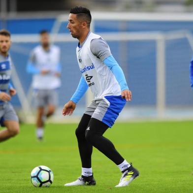 PORTO ALEGRE, RS, BRASIL - 29-05-2017 - Grêmio treina nesta manhã na Arena Portoalegrense. Edílson, Maicon e Bolaños seguem fora do time do Grêmio na partida contra o Fluminense. Trio de jogadores não atuará na quarta-feira, pela Copa do Brasil. Jogador Lucas Barrios. (FOTO: FÉLIX ZUCCO/AGÊNCIA RBS)