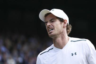  Britains Andy Murray reacts after a point against US player Sam Querrey during their mens singles quarter-final match on the ninth day of the 2017 Wimbledon Championships at The All England Lawn Tennis Club in Wimbledon, southwest London, on July 12, 2017. / AFP PHOTO / Daniel LEAL-OLIVAS / RESTRICTED TO EDITORIAL USEEditoria: SPOLocal: WimbledonIndexador: DANIEL LEAL-OLIVASSecao: tennisFonte: AFPFotógrafo: STR