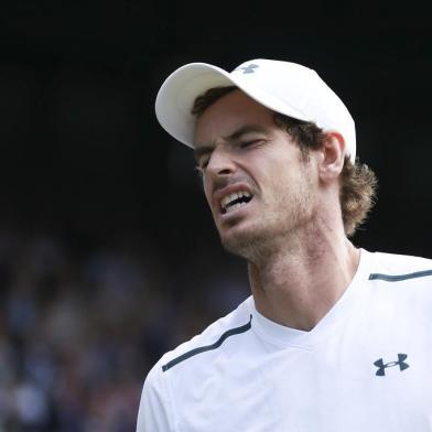  Britains Andy Murray reacts after a point against US player Sam Querrey during their mens singles quarter-final match on the ninth day of the 2017 Wimbledon Championships at The All England Lawn Tennis Club in Wimbledon, southwest London, on July 12, 2017. / AFP PHOTO / Daniel LEAL-OLIVAS / RESTRICTED TO EDITORIAL USEEditoria: SPOLocal: WimbledonIndexador: DANIEL LEAL-OLIVASSecao: tennisFonte: AFPFotógrafo: STR