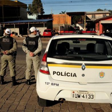  CAXIAS DO SUL, RS, BRASIL, 04/08/2017. Policiamento comunitário pode ser afetado com falta de repasse de verbas. Os soldados Nogueira (d) e Ramires (e) fazem o policiamento comunitário na região do bairro Desvio Rizzo. (Diogo Sallaberry/Agência RBS)