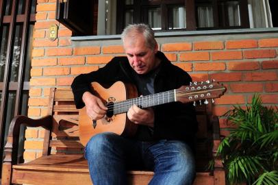  CAXIAS DO SUL, RS, BRASIL, 25/04/2017. Em sua casa em Ana Rech, o violonista caxiense Valdir Verona fala sobre o lançamento do álbum O Violeiro e o Poeta, em parceria com o poeta Juarez Machado de Farias. (Diogo Sallaberry/Agência RBS)