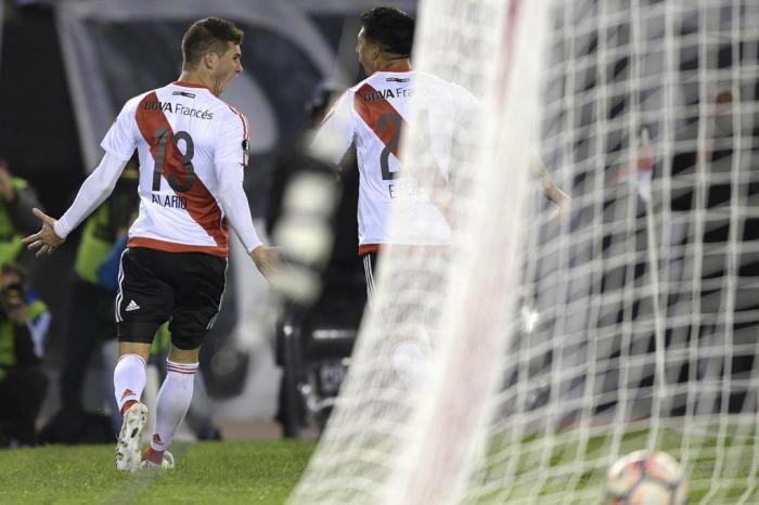 Argentinas River Plate forward Lucas Alario (L) celebrates with midfielder Enzo Perez after scoring against Paraguays Guarani during their Copa Libertadores 2017 round before the quarterfinals second leg football match at the Monumental stadium in Buenos Aires, Argentina, on August 8, 2017. / AFP PHOTO / JUAN MABROMATA