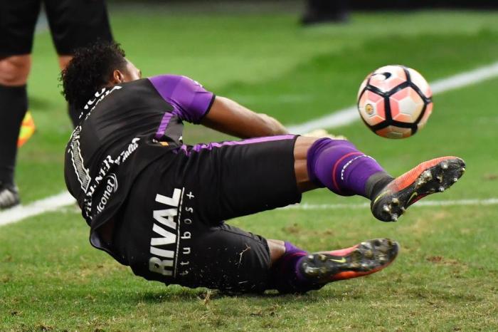  

Ecuadors Barcelona goalkeeper Maximo Banguera deflects the ball during a penalty shoot  out in their 2017 Copa Libertadores football match against Brazils Palmeiras held at Allianz Parque stadium, in Sao Paulo, Brazil, on August 9, 2017. / AFP PHOTO / NELSON ALMEIDA

Editoria: SPO
Local: Sao Paulo
Indexador: NELSON ALMEIDA
Secao: soccer
Fonte: AFP
Fotógrafo: STF