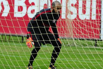  PORTO ALEGRE, RBS, BRASIL - 10-08-2017 - Inter treina focado no jogo contra o Londrina no sábado (12). Goleiro Danilo Fernandes. (FOTO: FERNANDO GOMES/AGÊNCIA RBS)