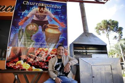  

CACHOEIRINHA, RS, BRASIL, 10-08-2017: Julio Abu, campeão gaúcho com o Novo Hamburgo em maio, está vendendo churrasquinho em Cachoeirinha em agosto para compensar o tempo parado por suspensão no TJD (FOTO FÉLIX ZUCCO/AGÊNCIA RBS, Editoria de Esportes).