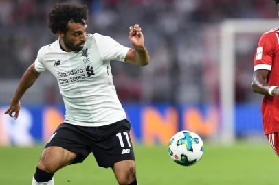  Liverpools Egyptian striker Mohamed Salah (L) and Bayern Munichs Austrian defender David Alaba (R) vie for the ball during the second Audi Cup football match between FC Bayern Munich and FC Liverpool in the stadium in Munich, southern Germany, on August 1, 2017.  / AFP PHOTO / Editoria: SPOLocal: MunichIndexador: CHRISTOF STACHESecao: soccerFonte: AFPFotógrafo: STR