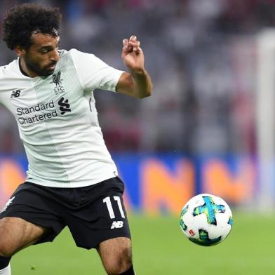  Liverpools Egyptian striker Mohamed Salah (L) and Bayern Munichs Austrian defender David Alaba (R) vie for the ball during the second Audi Cup football match between FC Bayern Munich and FC Liverpool in the stadium in Munich, southern Germany, on August 1, 2017.  / AFP PHOTO / Editoria: SPOLocal: MunichIndexador: CHRISTOF STACHESecao: soccerFonte: AFPFotógrafo: STR