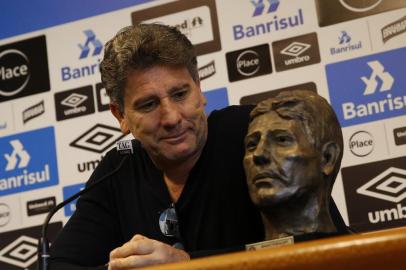 PORTO ALEGRE, RS, BRASIL, 11.08.2017. O técnico do Grêmio Renato Gaúcho concede entrevista coletiva após o treino e mostra busto seu que ganhou de presente do artista plástico catarinense Sérgio Coirolo.

Foto: Mateus Bruxel/Agência RBS