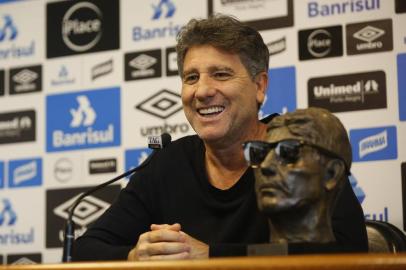 PORTO ALEGRE, RS, BRASIL, 11.08.2017. O técnico do Grêmio Renato Gaúcho concede entrevista coletiva após o treino e mostra busto seu que ganhou de presente do artista plástico catarinense Sérgio Coirolo.

Foto: Mateus Bruxel/Agência RBS