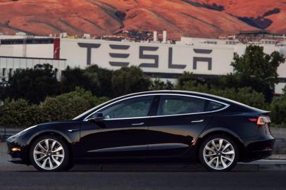 A Tesla entregou no dia 28 de julho seu primeiro modelo de carro elétrico popular, o Model 3, nos Estados Unidos. As primeiras 30 unidades entregues no evento foram adquiridas na pré-venda aberta em abril de 2016, a maioria por funcionários da empresa.