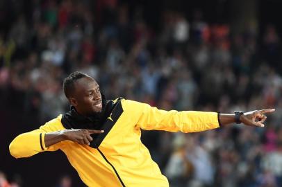  Jamaica's Usain Bolt does his trademark gesture as he takes part in a lap of honour on the final day of the 2017 IAAF World Championships at the London Stadium in London on August 13, 2017. / AFP PHOTO / Jewel SAMADEditoria: SPOLocal: LondonIndexador: JEWEL SAMADSecao: athletics, track and fieldFonte: AFPFotógrafo: STF