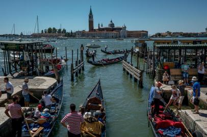 TOURISTS-HOROWITZ-LSPR-080817EMBARGO: No electronic distribution, Web posting or street sales before 3 a.m. ET Wednesday, Aug. 2, 2017. No exceptions for any reason  *** Tourists take gondolas from in front of the Ponte Della Paglia in Venice, Italy, July 16, 2017. Italian officials worry that the famed, sinking city is being further swamped by a Òlow-quality tourismÓ that is making life almost unbearable for residents. (Andrew Testa/The New York Times)Editoria: ILocal: VENICEIndexador: ANDREW TESTAFonte: NYTNSFotógrafo: STR