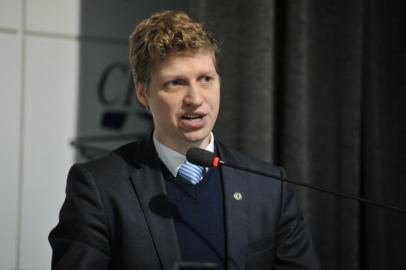 Deputado estadual Marcel van Hattem palestra na reunião-almoço da CIC de Caxias do Sul. 